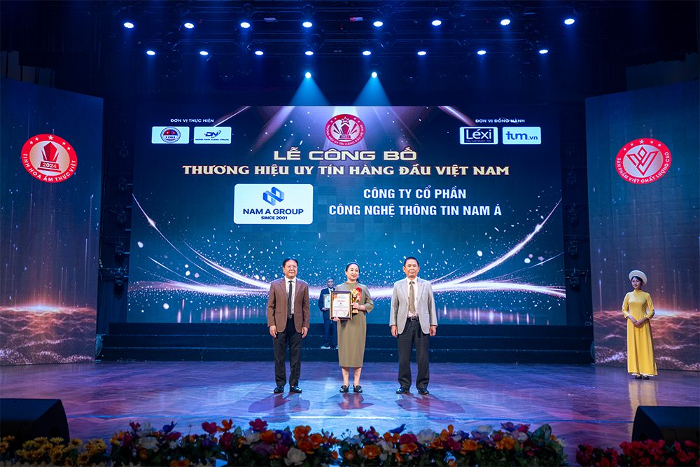 Ms. Tran To Nga, Deputy CEO of Nam Á Information Technology Joint Stock Company, received the Top 10 Trusted Brands in Vietnam 2024 award on behalf of Nam A Group.